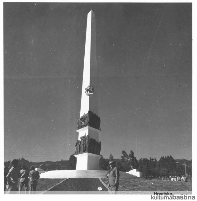 Spomenik-Zrtvama-fasizma-u-Addis-Abebi-Yekatit-12-Square-Augustincic-u-prvom-planu_imagelarge-kultura_BW_veliki
