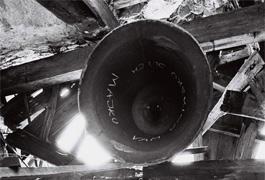 Kamensko - Detalj krovišta zvonika u ratnim razaranjima teško oštećene župne, a nekoć pavlinske crkve Sv. Marije Snježne; snimio: Vid Barac, kolovoz 1995.